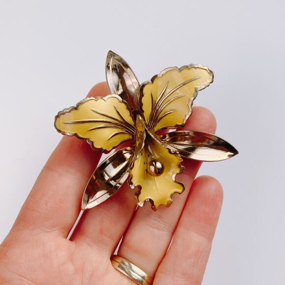 VTG 1950s Brooch Yellow Enamel Orchid Flower Gold Tone Mid Century Pin - Picture 2 of 9
